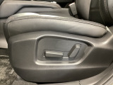こちらのグレードは助手席にもパワーシートを装備しております!運転席同様お好みで調整が可能です!