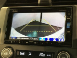 リバースギアに入れるだけで後方の表示へ切り替わります。夜間や雨の日の駐車も楽になりますよ。