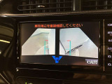 左右のドアミラーに設置されたカメラからの映像を表示します。路肩への幅寄せ・狭い路地でのすれ違いなどのケースにおいて、車両側方の安全確認や接触回避の操作をサポートします。
