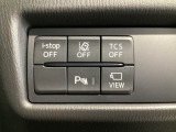 運転席脇のクラスタースイッチ部分にはカメラ切り替えスイッチ、パーキングセンサー、その他走行系スイッチを集中配置しております。
