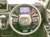 インテリアに合わせたデザインのステアリングは、運転される方のことも考え、運転しやすい形状、大きさです。是非一度、実際に触ってお確かめください。