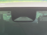 【ホンダセンシング】走行中に前方の車両等を認識し、衝突しそうな時は警報とブレーキで衝突回避と被害軽減をアシスト。より安全にドライブをお楽しみいただけます。