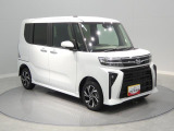 【斜め右前】スクエアなボディ形状で、コンパクトなサイズながら広々とした室内空間を確保しています。