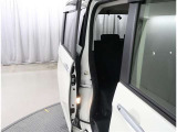 両側パワースライドドア付きだから、狭い駐車スペースなどでの 乗り降りラクラク!小さなお子さまのいるご家庭には嬉しい装備。