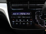左右独立温度コントロールフルオートエアコンです。運転席、助手席それぞれで独立して温度設定ができます。冷え性の方が乗っても安心ですね♪
