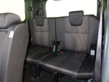 3列目シートは跳ね上げ式で折りたたみ可能です。キャンプ用品など大きな荷物もばっちり収納可能です!