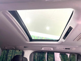 【サンルーフ】開放感たっぷりの希少装備、サンルーフが装着されています!車内に明かりを取り入れたり景色を楽しむ以外にも、車内の空気も簡単に換気できて快適です!