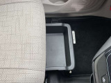 助手席シートの下に、便利な前後スライド式のアンダーボックスを装備。運転用の替え靴や、車内に常備したいこども用品、着がえた服などを収納できます