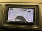 リバースギアに入れるだけで後方の表示へ切り替わります。夜間や雨の日の駐車も楽になりますよ。