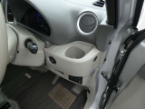 運転席にもドリンクホルダー完備!スマホや小物などもサッと置いておけます♪