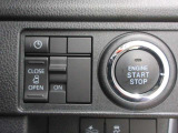 助手席側はパワースライドドアになっています。運転席からもスイッチ1つで開閉する事ができます。