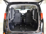 3列目シートは跳ね上げ式で折りたたみ可能です。キャンプ用品など大きな荷物もばっちり収納可能です!