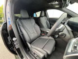 【コックピットシート】BMW車の主役席。車体中央にくる様に配置し車両重心とが一致する事でドライバーと車との一体感あるドライビングを実現。人間工学に基づき形成した形状が長時間のドライブ疲労も軽減します!