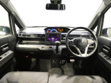 【運転席周り】視認性が高く、操作もしやすい運転席周り。必要な機能がコンパクトにまとまっています
