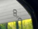 【ブラインドスポットインフォメーション】走行中、ドアミラーの死角になりやすい箇所に後続車が接近するとサイドミラー付近に警告を表示、ドライバーに注意喚起をしてくれます。