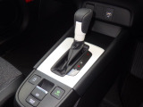 手に馴染むフロアシフトで、運転がさらに直感的で快適に。スタイリッシュなデザインとスムーズな操作感が、毎日のドライブをもっと楽しくします!