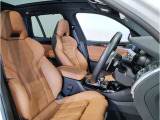 【コックピットシート】BMW車の主役席。車体中央にくる様に配置し車両重心とが一致する事でドライバーと車との一体感あるドライビングを実現。人間工学に基づき形成した形状が長時間のドライブ疲労も軽減します!