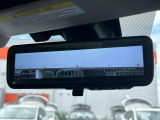 【スマートリヤビューミラー】後席の大きな荷物や同乗者で後方が確認しづらい時でも安心!カメラが撮影した車両後方の映像をルームミラー内に表示。クリアな視界で状況の確認が可能です!