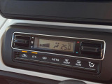 【オートエアコン】一度お好みの温度に設定すれば、車内の温度を検知し風量や温度を自動で調整。暑い&hellip;寒い&hellip;と何度もスイッチ操作をする必要はありません。快適な車内空間には必須の機能ですね♪