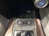 【電動パーキング】ボタンひとつでパーキングON。女性の方や運転に慣れていない方にも安心.【ブレーキホールド】信号待ちや渋滞時にブレーキを踏み続けなくてOK。【電動パーキング】ボタンひとつでパーキングO