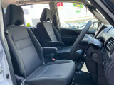 運転席・助手席は、ゆったりと座れるサイズで、長時間の運転でも快適です。