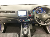 車内は光触媒抗菌消臭施工済です。スタイリッシュなデザインでスポーティなインパネ周りを演出します。グローブボックスやカップホルダーのほかにトレーなどたくさんの収納スペースが付いています。