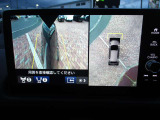マルチビューカメラで車の周囲を映像で確認できます。駐車場や見通しの悪い交差点などナビ画面に映し出します。