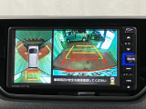 【パノラマモニター】 上から見下ろしたような映像が、運転の不安を軽くします。