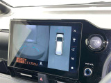 パノラミックビューモニターを装備。駐車場や交差点でクルマを真上から見るように周囲を確認できます。機能の詳細は販売店スタッフまでおたずねください。