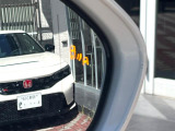 【ブラインドスポットモニター】走行中、ドアミラーの死角になりやすい箇所に後続車が接近するとサイドミラーのレンズに警告を表示!ドライバーに注意喚起をしてくれます。