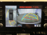 【バックモニター】駐車時に後方がリアルタイム映像で確認できます。大型商業施設や立体駐車場での駐車時や、夜間のバック時に大活躍?