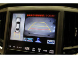 【全方位カメラ】 車の前後左右に取り付けられたカメラで、視線やバックモニターでは死角となる前方や真横も確認できます。狭い駐車スペースもスムーズに駐車できます。