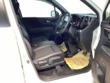 【ベンチシート】運転席と助手席の移動もスムーズ!狭い駐車場での乗り降りや、お子様の乗り降りにも便利です。座席の間にコンソールボックスやドリンクホルダーがないため、車内空間が広く感じます。