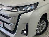 【LEDヘッドライト】悪天候や夜間走行時も良好な視界を確保し安心して運転できる高輝度LEDヘッドライトを装備!点灯速度が早く、消費電力も抑えられています。