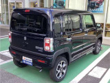 Bピラーのつかみやすい位置に乗降グリップを装備。リヤシートの乗り降りをサポート。