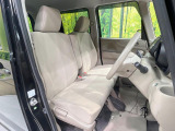 運転席まわりには十分なスペースがあり、大柄な方でもゆったり運転していただける環境です。