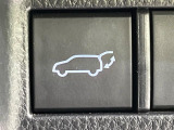 【パワーバックドア】スマートキーや運転席のボタンを押すだけでリアゲートが自動で開閉します!荷物を持っている時や、高い位置にあるバックドアを閉める際に便利な機能です♪