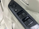 【電動格納ミラー】サイドミラーは電動格納式となっており、狭い駐車場でもキズがつくリスクを抑えられます。