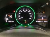 ハイブリット車専用のメーターです。中央のスピードメーターより左右のサブデスプレイで燃費や動力伝達などの情報が見れるようになっています。