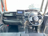 【インパネ】伸びやかで操作性の高いインパネ周り。毎日乗る車だからこそお気に入りの空間で。