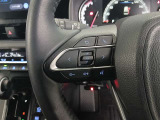 ステアリングには運転中でも簡単に操作できる各種スイッチついてます