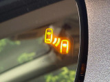 【ブラインドスポットモニター】走行中、ドアミラーの死角になりやすい箇所に後続車が接近するとサイドミラーのレンズに警告を表示!ドライバーに注意喚起をしてくれます。