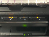 【【ステアリングヒーター】冬場に冷たくなりやすい革巻きステアリングを、スイッチ一つで素早く適温に!エアコンよりも早く温まってくれるので、寒い日の運転も快適になりますね♪