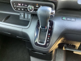 【eコンスイッチ】低燃費運転をサポートするECONモード。スイッチをONすると、エンジンやトランスミッション、A/Cなどを協調制御し、燃費の向上に貢献。エコドライブの効果を高めます。