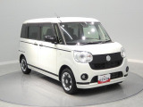 【右前斜め外観】どこへ行くにも心地よい安心感をくれる4WD。お出かけが楽しみになる小粋な外観です。目立つ傷もなく大切にされてきた状態を維持しており、気持ちよく乗り出せます。