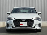Audiでは2004年以降、この逆台形型のシングルフレームグリルを採用しています。他ブランドのフロントマスクデザインにも大きな影響を与えています。