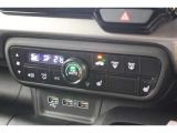 フルオートエアコンが装備されています!お好みの温度設定をするだけでエアコンの風量やモードの切り替えを自動でコントロールしてくれます!ユーザーの操作が少なく燃費走行にもつながります!
