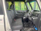 運転席まわりには十分なスペースがあり、大柄な方でもゆったり運転していただける環境です。