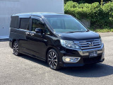 狭い駐車場でも、スライドドアならチャイルドシートへのお子さまの乗降や荷物の積載もスムーズ。