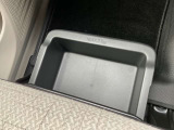 助手席にはアンダートレイも備えちょっとした収納に便利です。